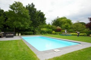Een inbouw zwembad in de tuin